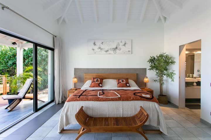 เดอะซอลต์วิลล่า: ห้องนอนใหญ่ 4: เตียงขนาดคิงไซส์/ห้องน้ำในตัว/ตู้เสื้อผ้าขนาดใหญ่/จากุซซี่ส่วนตัว