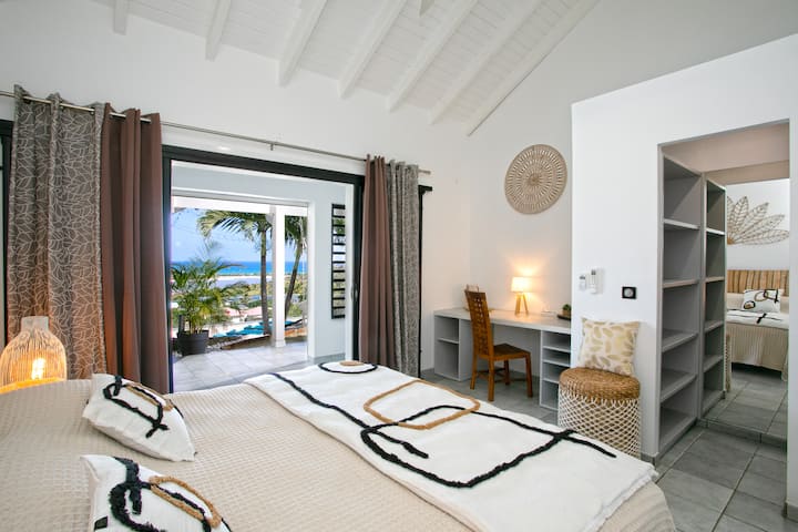 THE SALT VILLA: ห้องนอน 2: เตียงขนาดคิงไซส์/วิวทะเล/ห้องน้ำส่วนตัว