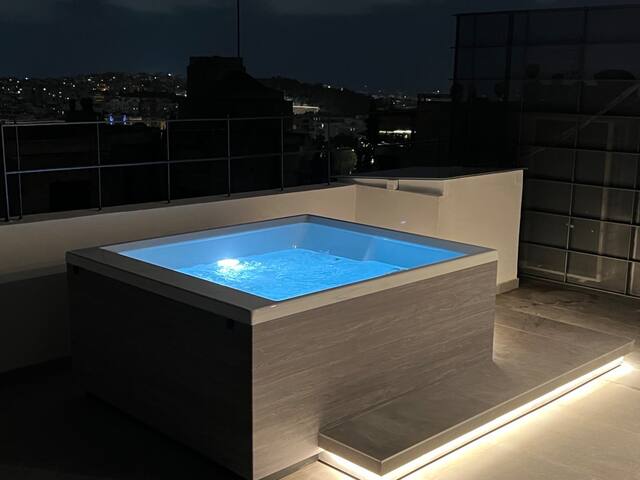 Elegant, spacious aprt for 6, jacuzzi @ Kolonaki gallery image 4