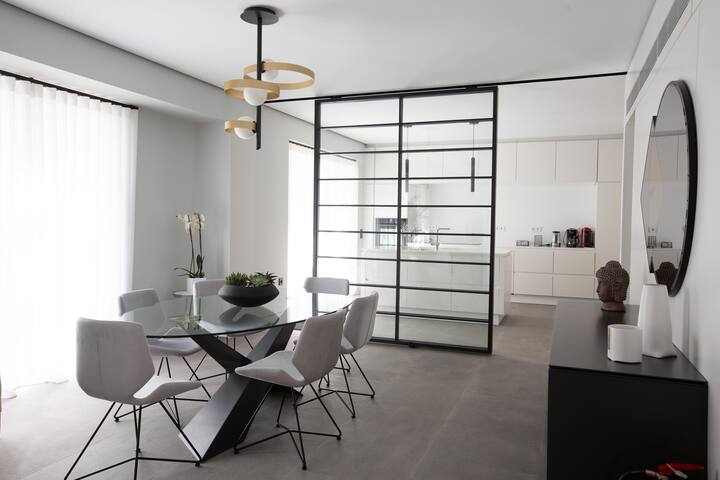 Elegant, spacious aprt for 6, jacuzzi @ Kolonaki gallery image 2