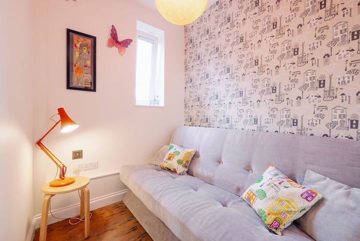 غرفة الضيوف - هذا يفتح على سرير أريكة مزدوج