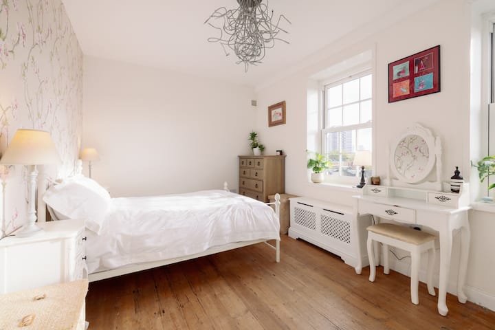 غرفة نوم رئيسية مع مرتبة فاخرة