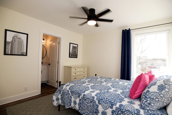 Dormitorio en el segundo piso con cama tamaño queen y baño completo.