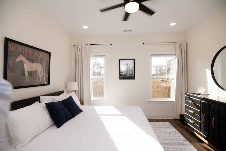 Dormitorio principal en la primera planta con baño completo y cama tamaño king.