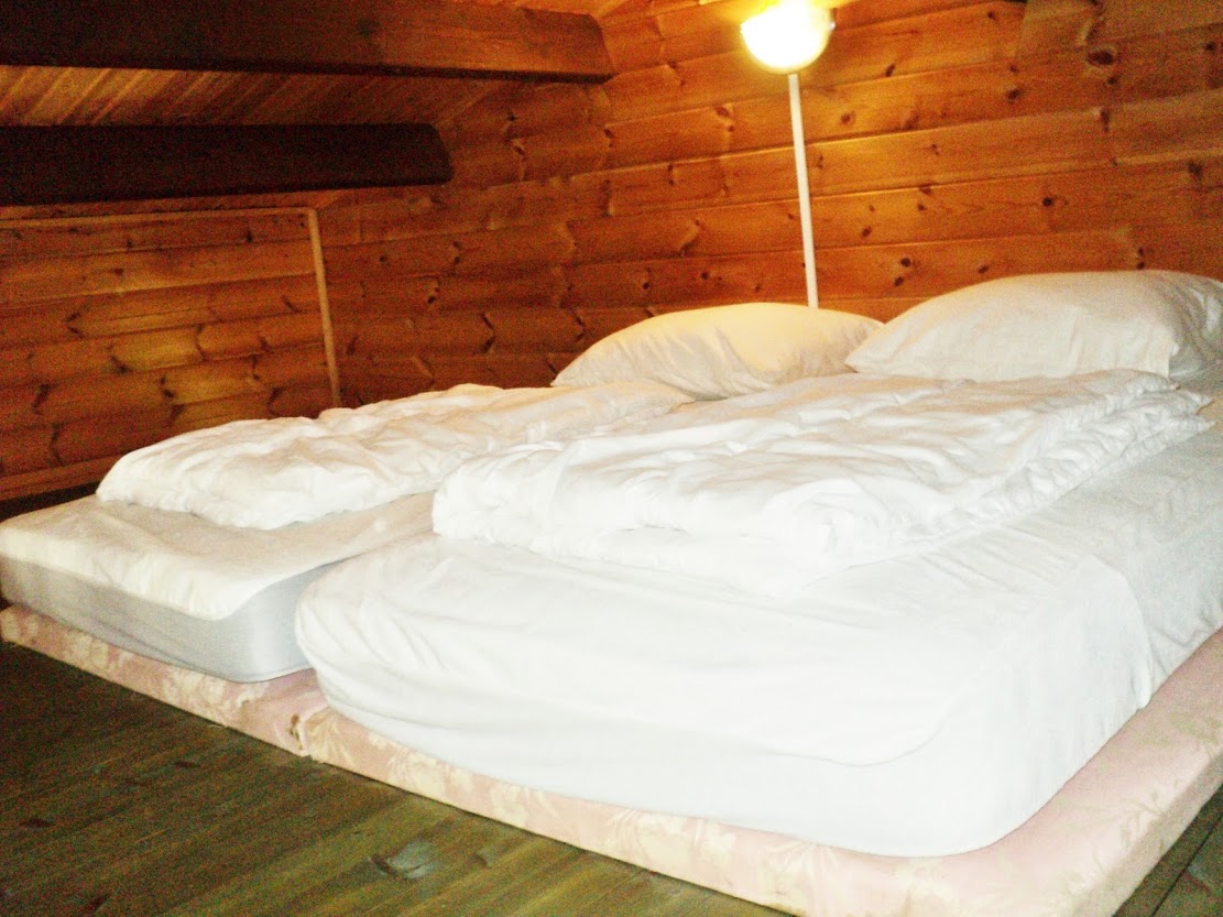 夹层是客厅阁楼上的一个开放式睡眠场所，配有2张单人床垫。 这个睡觉的地方通过狭窄的楼梯到达，天花板较低，您不能站在那里。 适合6岁以上的儿童。