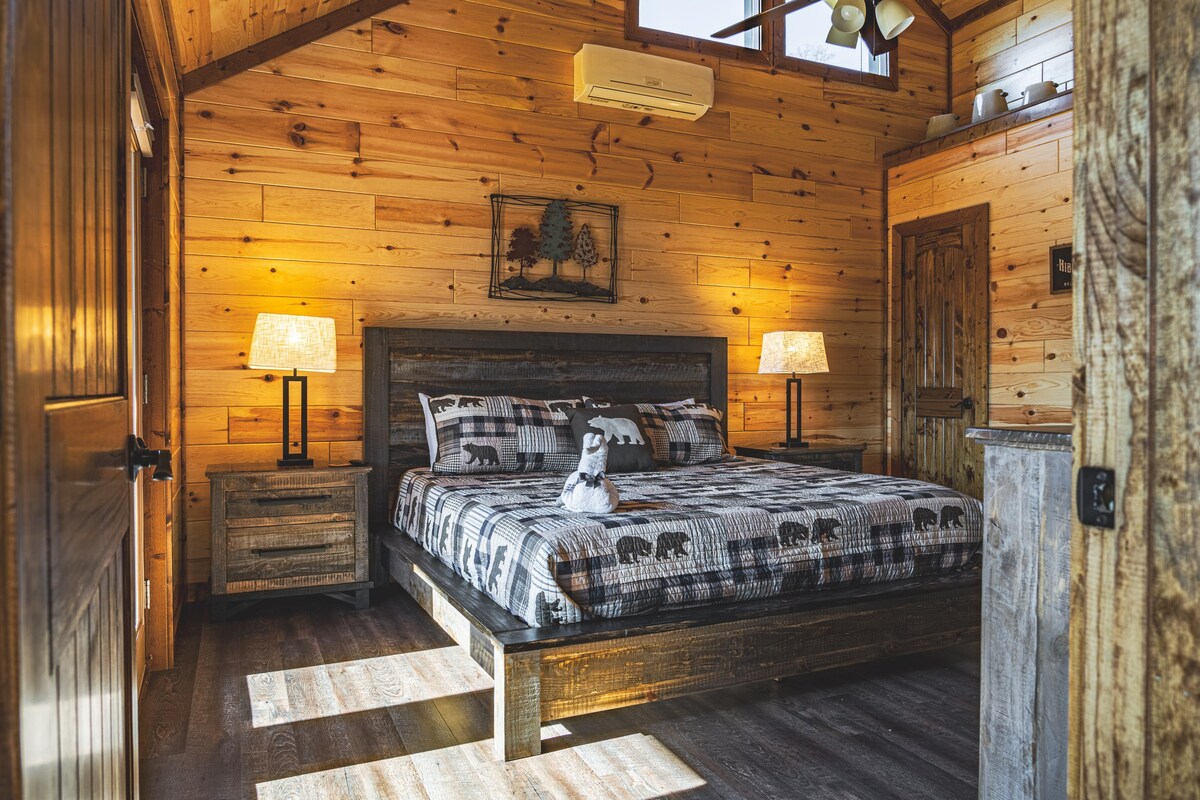 Na katu je spavaća soba s bračnim krevetom, pametnim TV-om i vlastitom kupaonicom. 