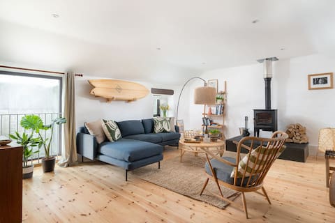 Cosy cottage, walk to the 3 beaches