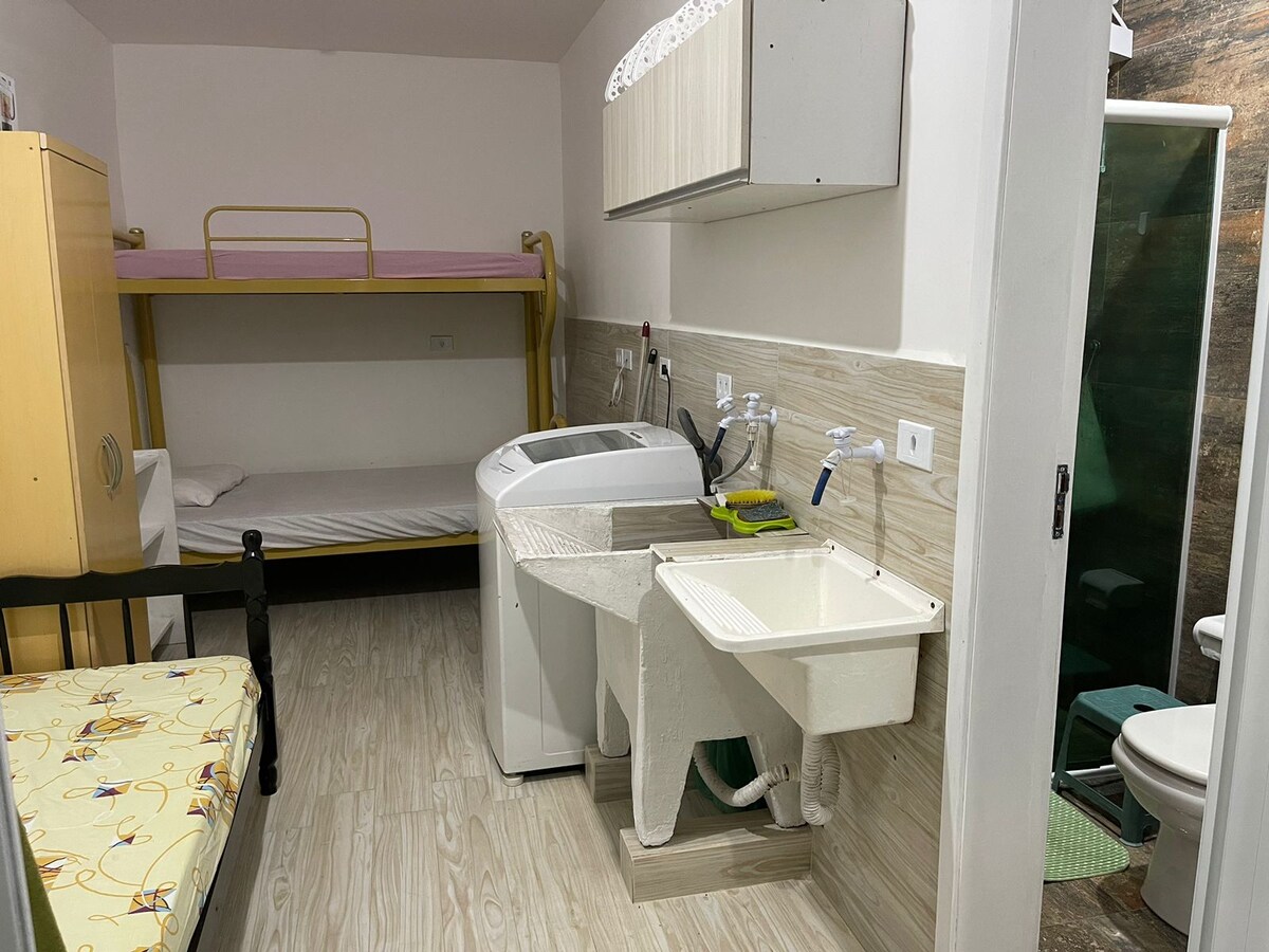 Suite 02/Lavandería: 01 cama individual + 01 litera. Ventana con pantalla y cortina. Está en la planta baja.