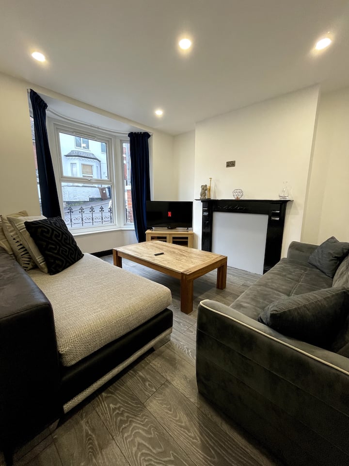 House With Private Hot Tub. Central Location - 林肯