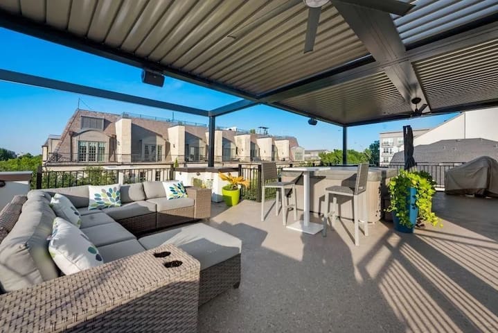 Stunning home with rooftop views gallery image 3