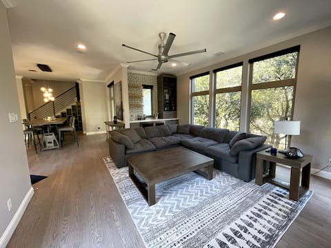 Successful Airbnb property: Stunning home with rooftop views in Uptown