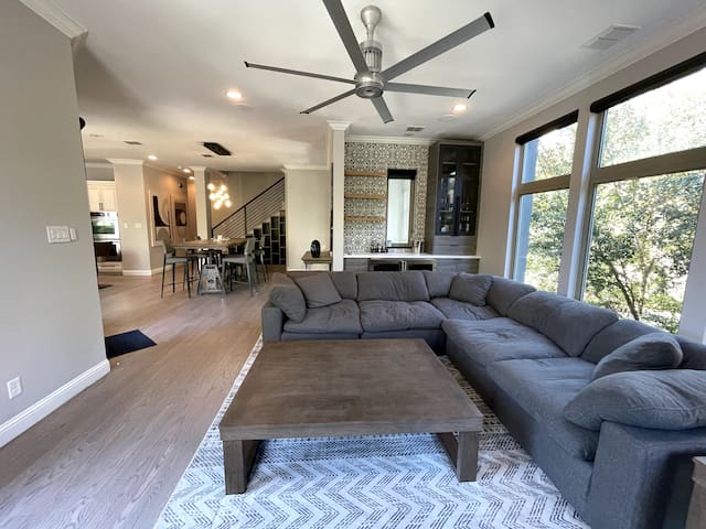 Stunning home with rooftop views gallery image 2