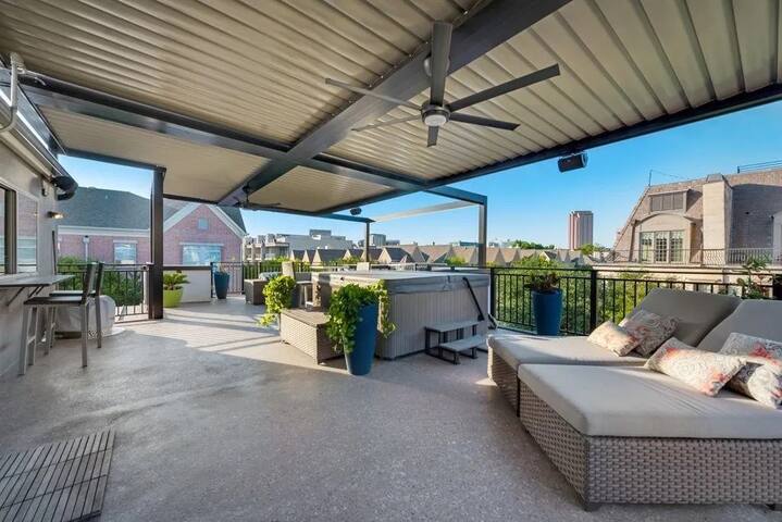 Stunning home with rooftop views gallery image 4