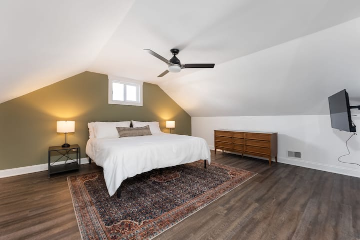 Cama tamaño king en el tercer piso con baño privado
