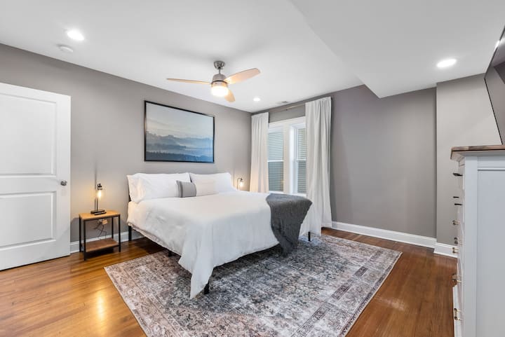 Cama tamaño king con cortinas opacas y baño en suite.