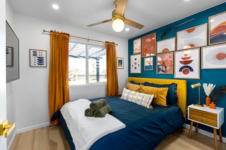 Стилска спална соба со удобен брачен кревет (широк 150 – 179 см), удобна постелнина и живописен декор. Уживајте во релаксирачка атмосфера за спокоен престој.