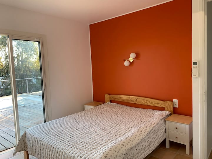 ห้องนอนใหญ่ "Terracotta" พร้อมห้องน้ำน่ารักๆ 