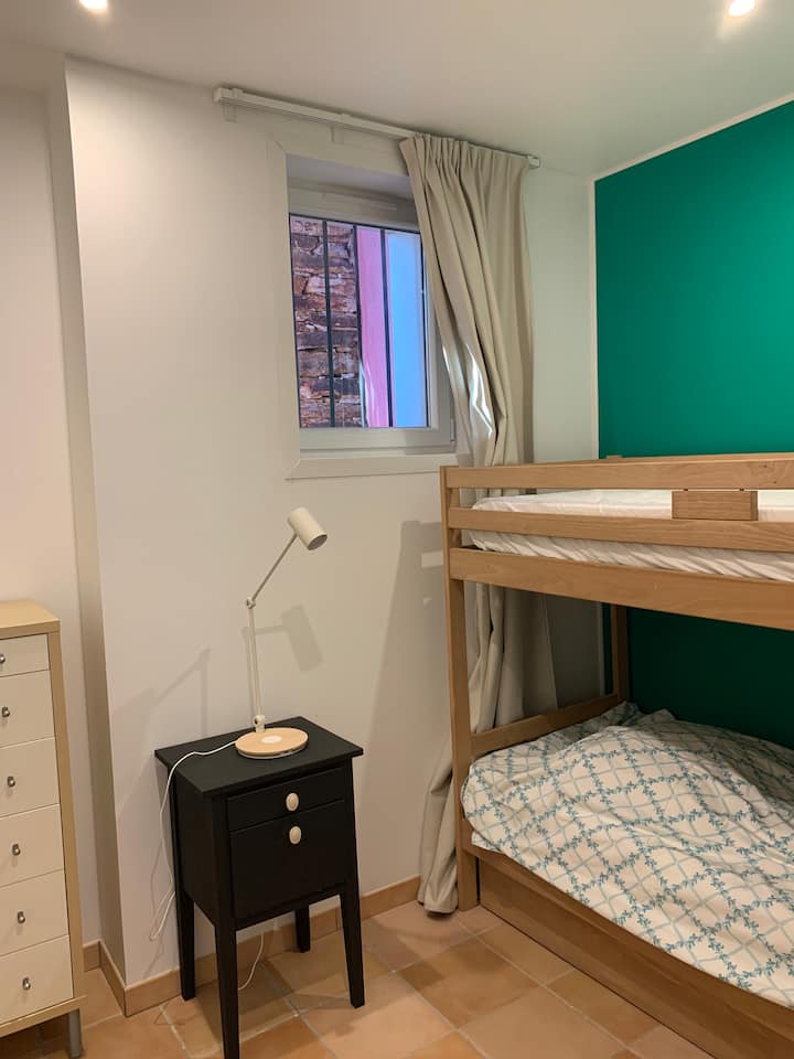 ห้องสีเขียวความสูงเพดานที่สวยงามสำหรับเตียงสองชั้น