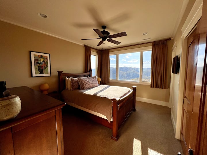 2nd Floor Bedroom with Queen Size Bed, TV and Full Bathroom