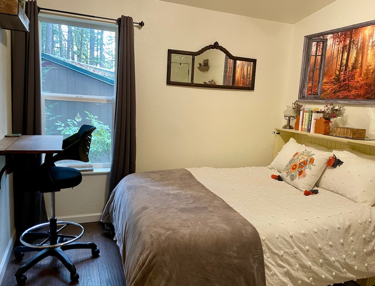 Kitanda cha Mgeni Queen kilicho na dawati la kompyuta na kiti.