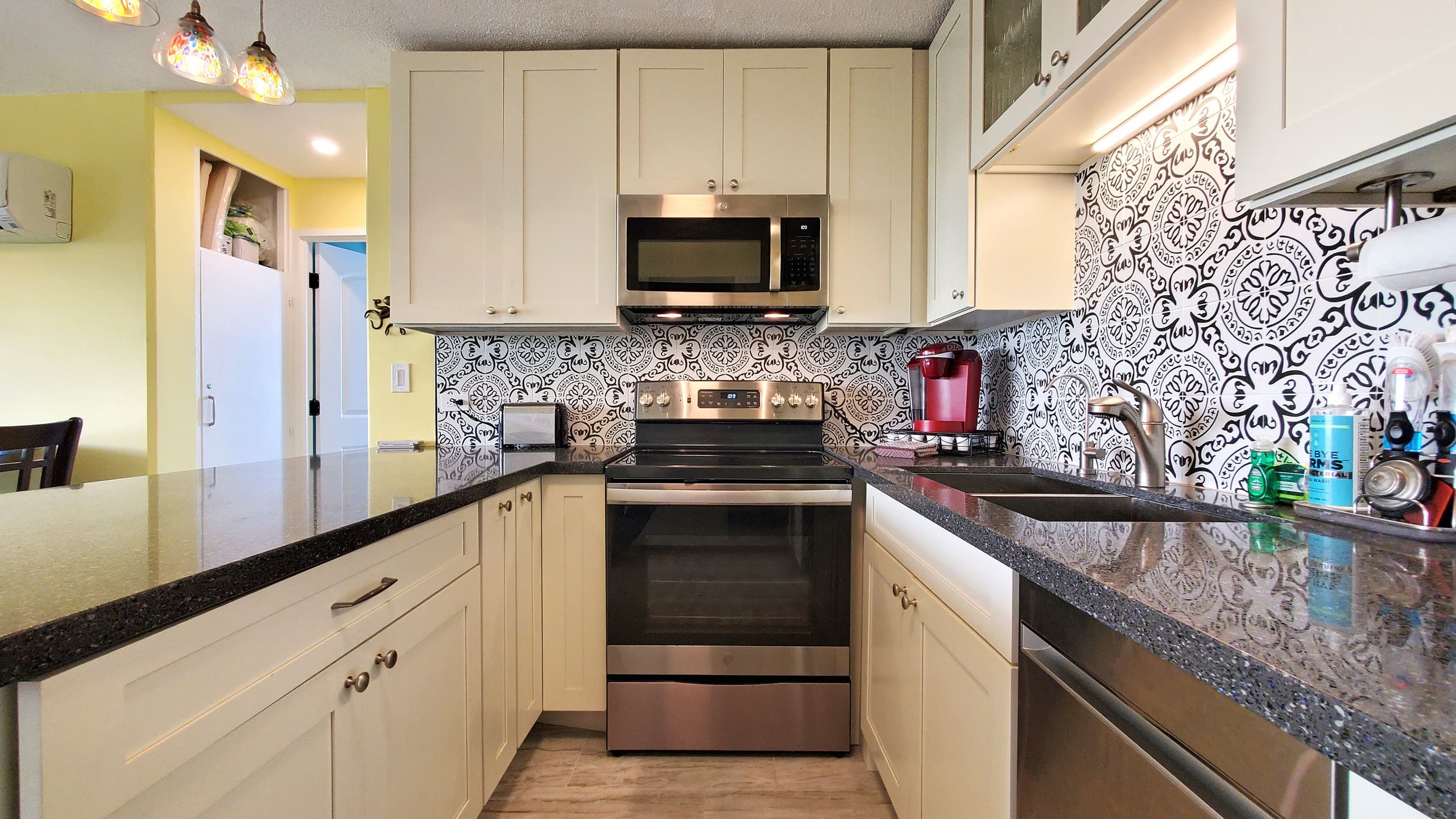Sleep 6 Full Kitchen Free Parking 1 Block to Beach - Image 9