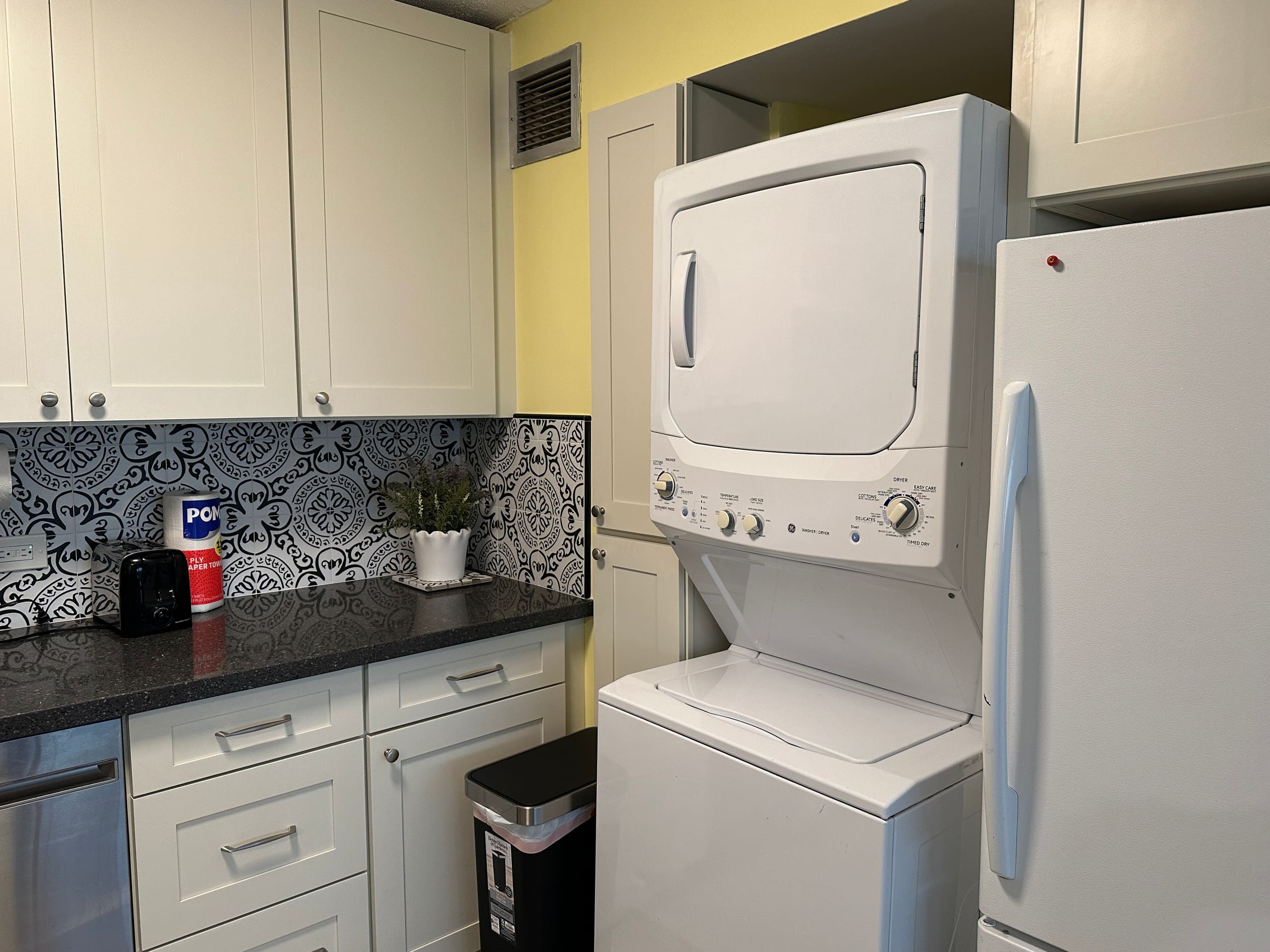 Sleep 6 Full Kitchen Free Parking 1 Block to Beach - Image 38