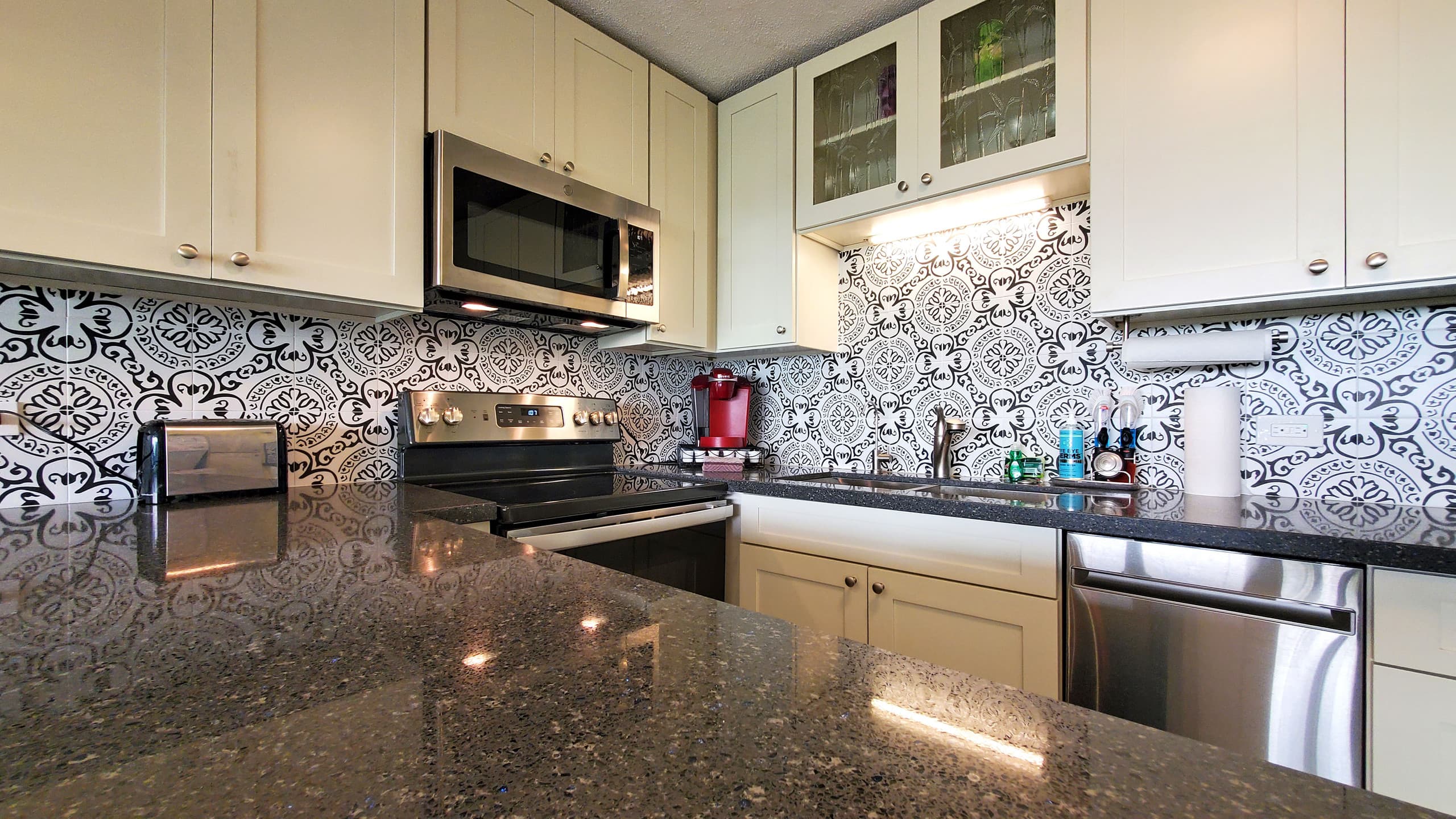 Sleep 6 Full Kitchen Free Parking 1 Block to Beach - Image 11