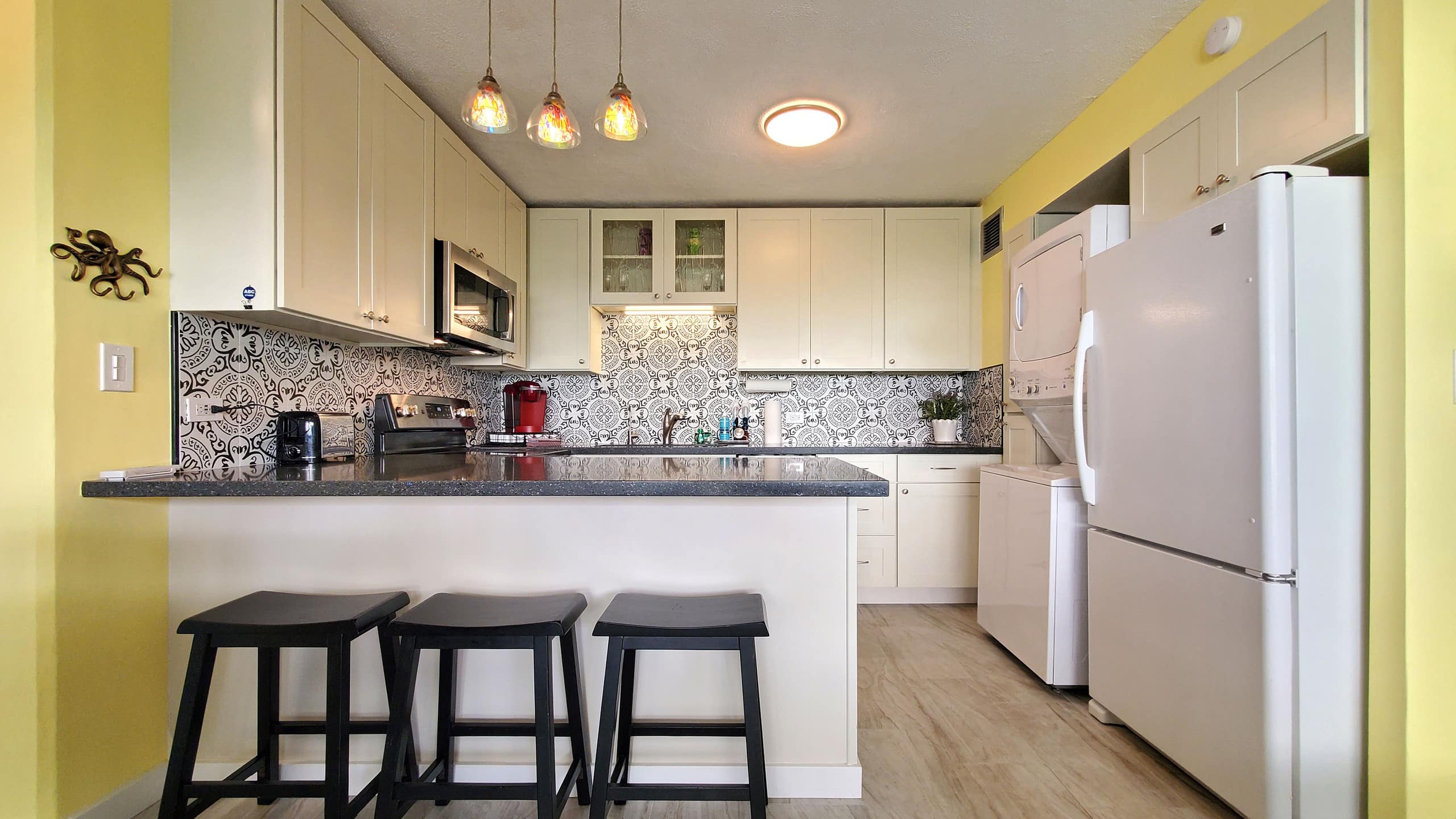 Sleep 6 Full Kitchen Free Parking 1 Block to Beach - Image 10