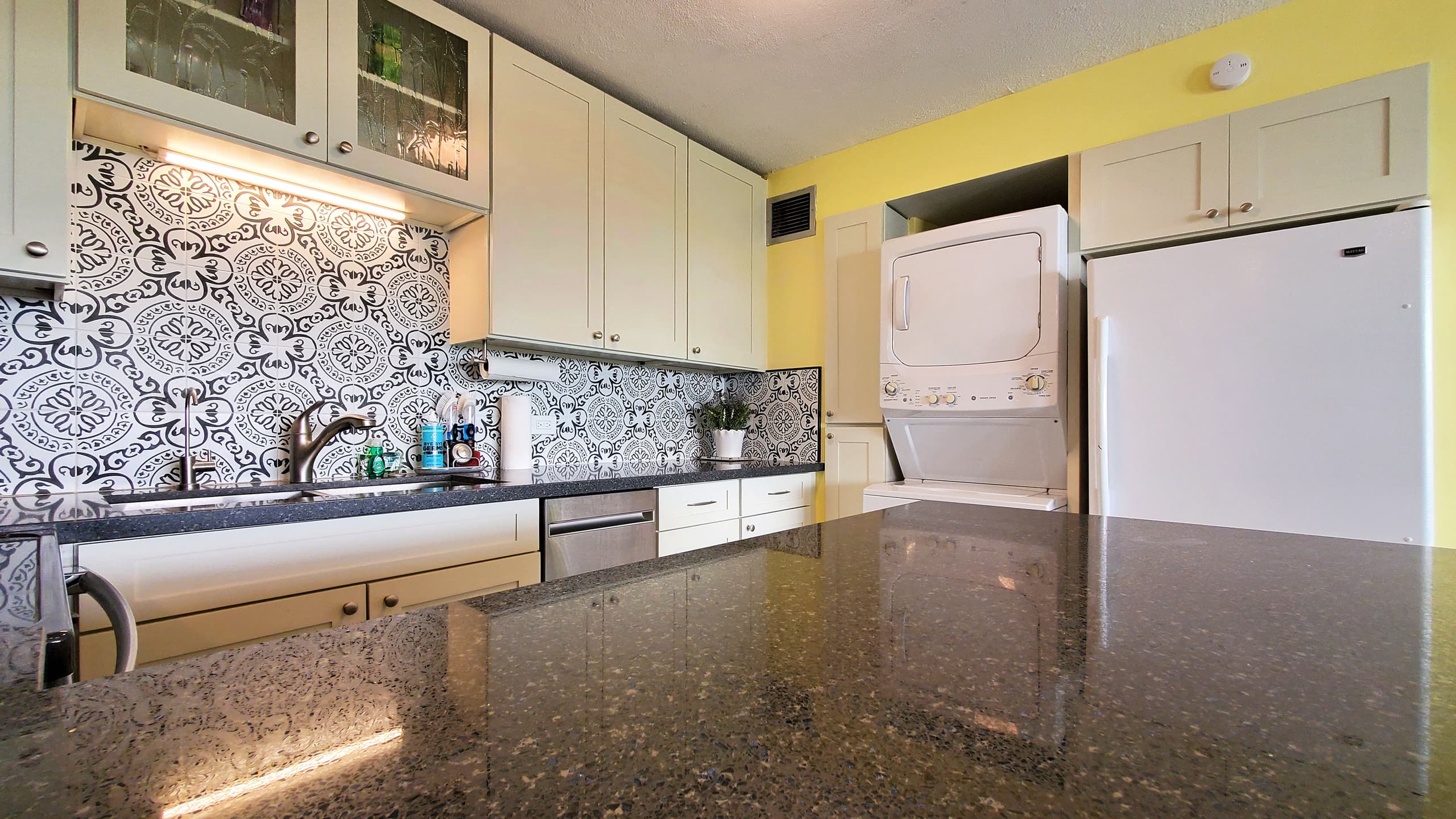 Sleep 6 Full Kitchen Free Parking 1 Block to Beach - Image 12