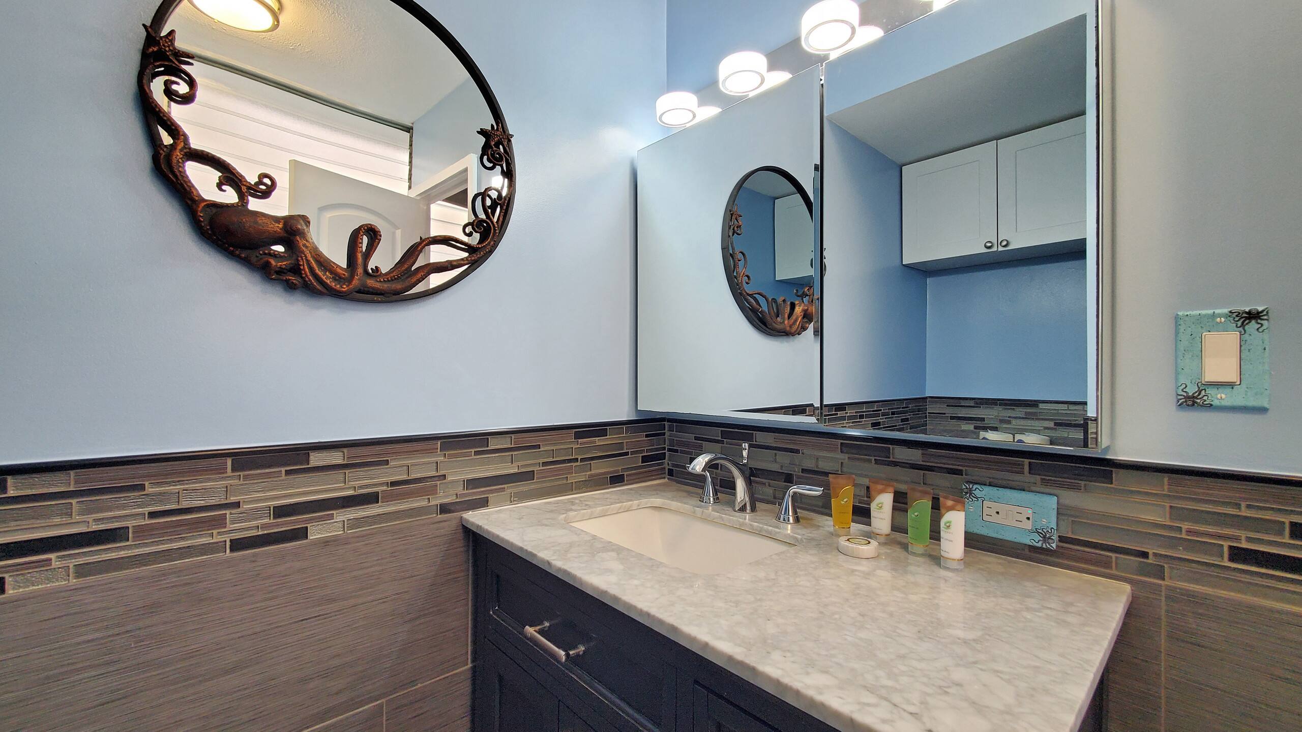 Sleep 6 Full Kitchen Free Parking 1 Block to Beach - Image 34