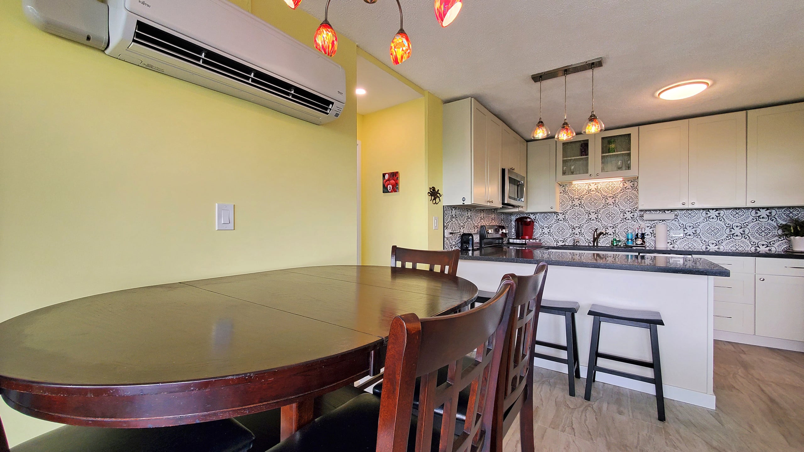 Sleep 6 Full Kitchen Free Parking 1 Block to Beach - Image 19