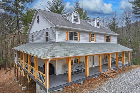 NEW Grand Cabin, Game Room, Hot Tub, near Boone!