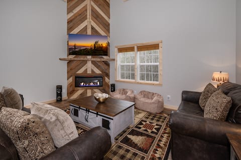 Boone Getaway | Dog Friendly, Hot Tub, Fire Pit!