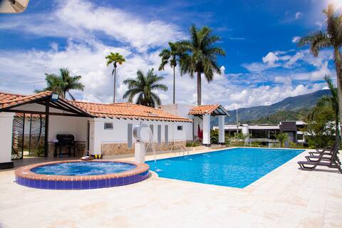 Villa in Copacabana 35 min/Med/Lake/Pool/Jacuzzi