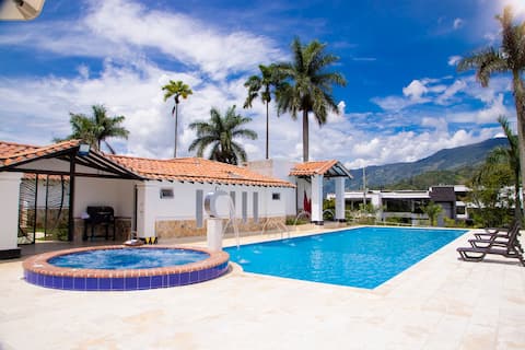 Villa in Copacabana 35min/Med/Lake/Pool/Jacuzzi