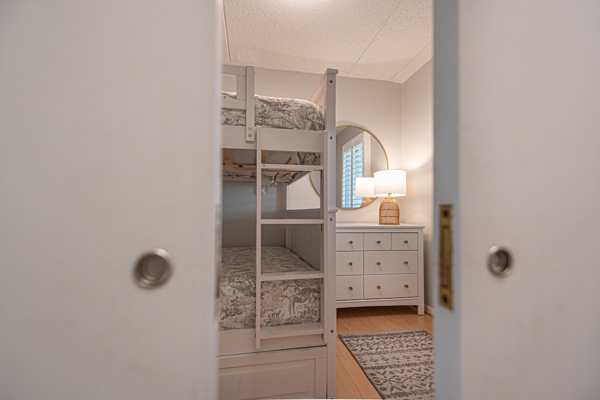 Do të gjesh dyer xhepi që të çojnë në dhomën e 3-të të gjumit që mund të akomodojnë deri në 5 persona. 
Ofrohen shtroja premium.