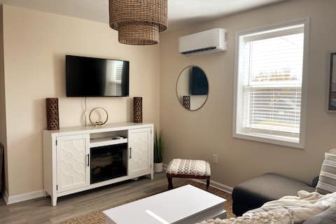 Cozy Boho Apartment.  Less than a mile from WVTech