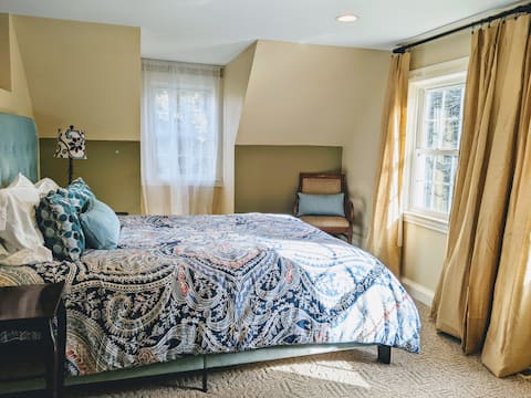 Loft w Private Entrance, Kitchen, Prime Location