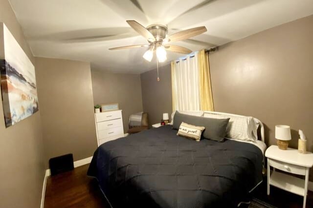 Dormitorio principal con cama tamaño king.