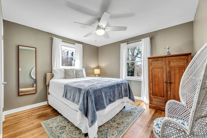 Primarna spavaća soba s ormarom, ormarom, ogledalom dužine poda, noćnim ormarićem i zvučnim aparatom za spavanje 