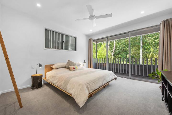 Luxe 5BR Executive Home w/ Dual Living, BBQ & AC gallery image 5