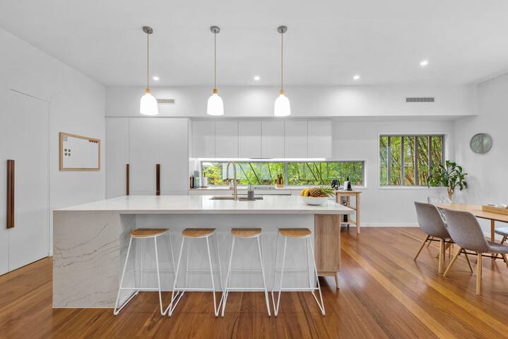 Luxe 5BR Executive Home w/ Dual Living, BBQ & AC gallery image 3