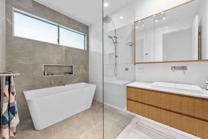 Luxe 5BR Executive Home w/ Dual Living, BBQ & AC gallery image 4