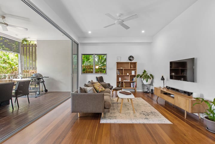 Luxe 5BR Executive Home w/ Dual Living, BBQ & AC gallery image 2