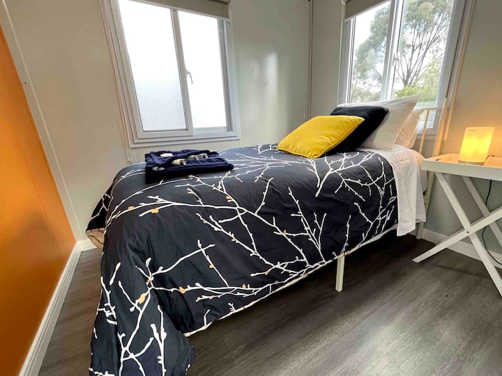 Kjo dhomë e dytë e gjumit përmban një krevat tek të rehatshëm, gjithashtu me një dyshek me shkumë memorie. Zgjohu me një pamje mbi paddocks të vendit.