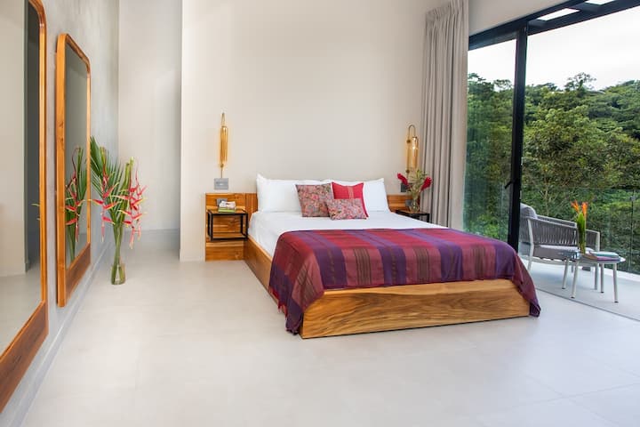 Dormitorio principal con enorme balcón al aire libre con vistas al océano y baño adjunto.  Las cortinas oscurecidas de la habitación y el lado de la vista al mar se abren para disfrutar de la brisa del mar.  O aire acondicionado completo.