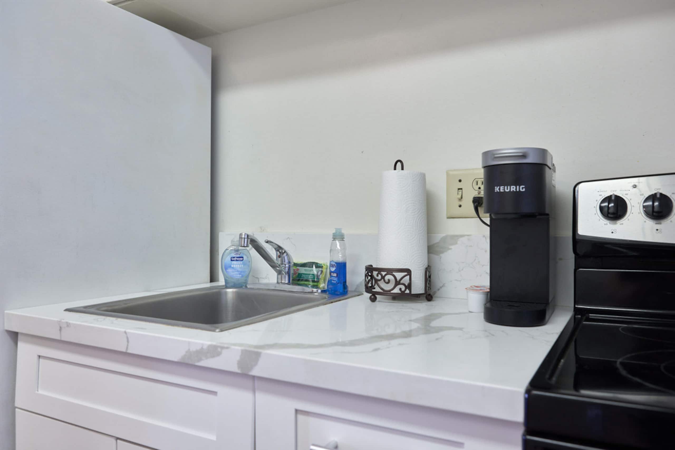 Condo in Honolulu · ★4.73 · Studio · 1 bath - Image 18