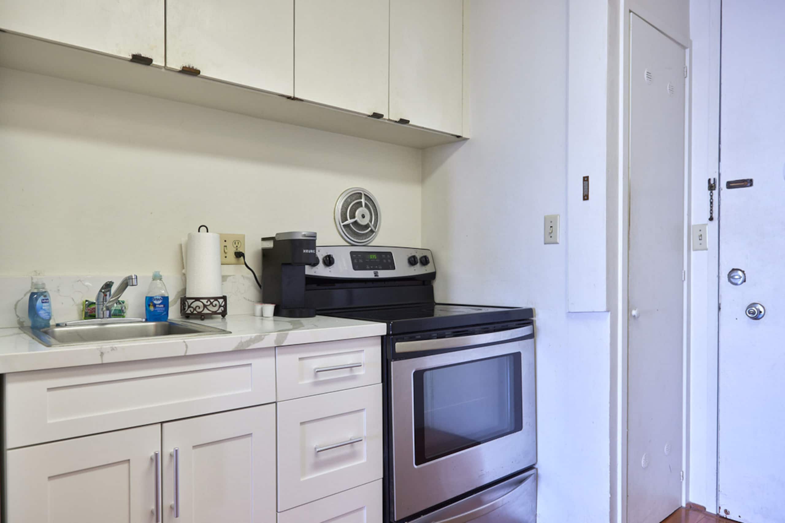 Condo in Honolulu · ★4.73 · Studio · 1 bath - Image 13