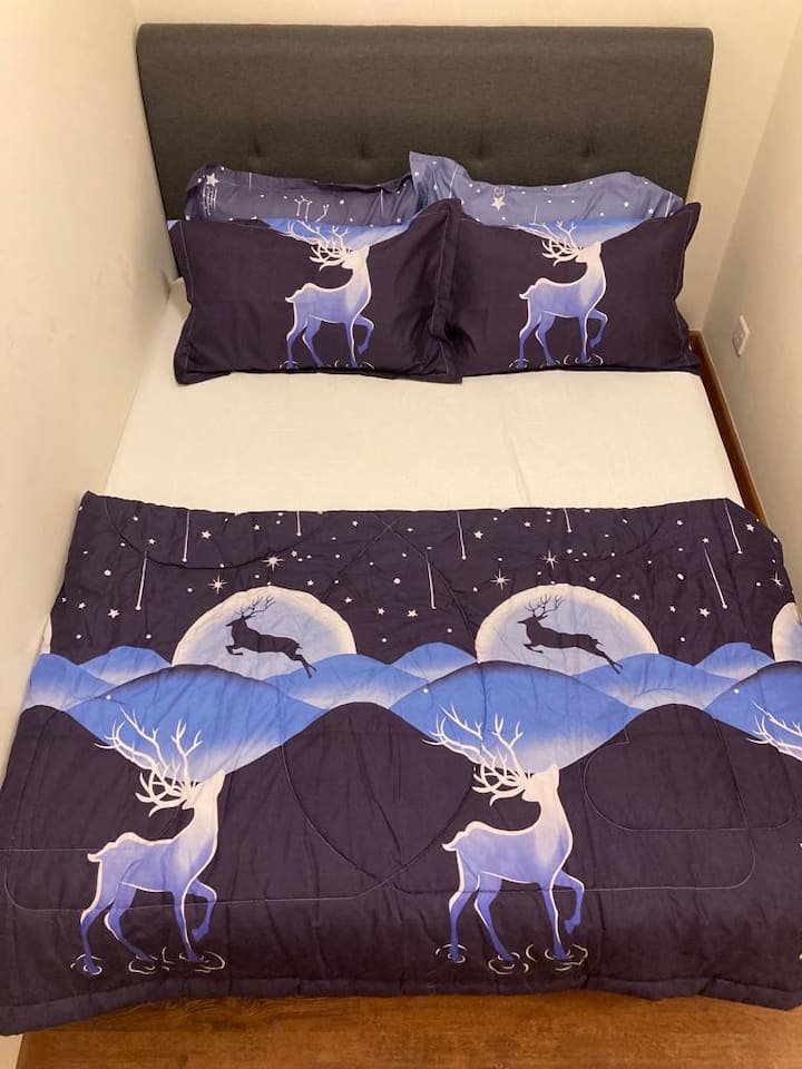 Dormitorio 2 (piso superior) - Colchón tamaño queen de 10pulgadas con ropa de cama de calidad del centro vacacional + aire acondicionado + ventilador de escape, armario (fuera del dormitorio) 