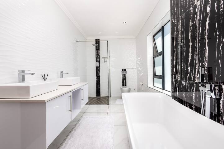 Modern Family house 4 bdrm-Tranquility guaranteed gallery image 4